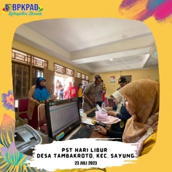 Pelayanan Satu Tempat Pada Hari Libur di Desa Tambakroto Kecamatan Sayung Disambut Sangat Antusias